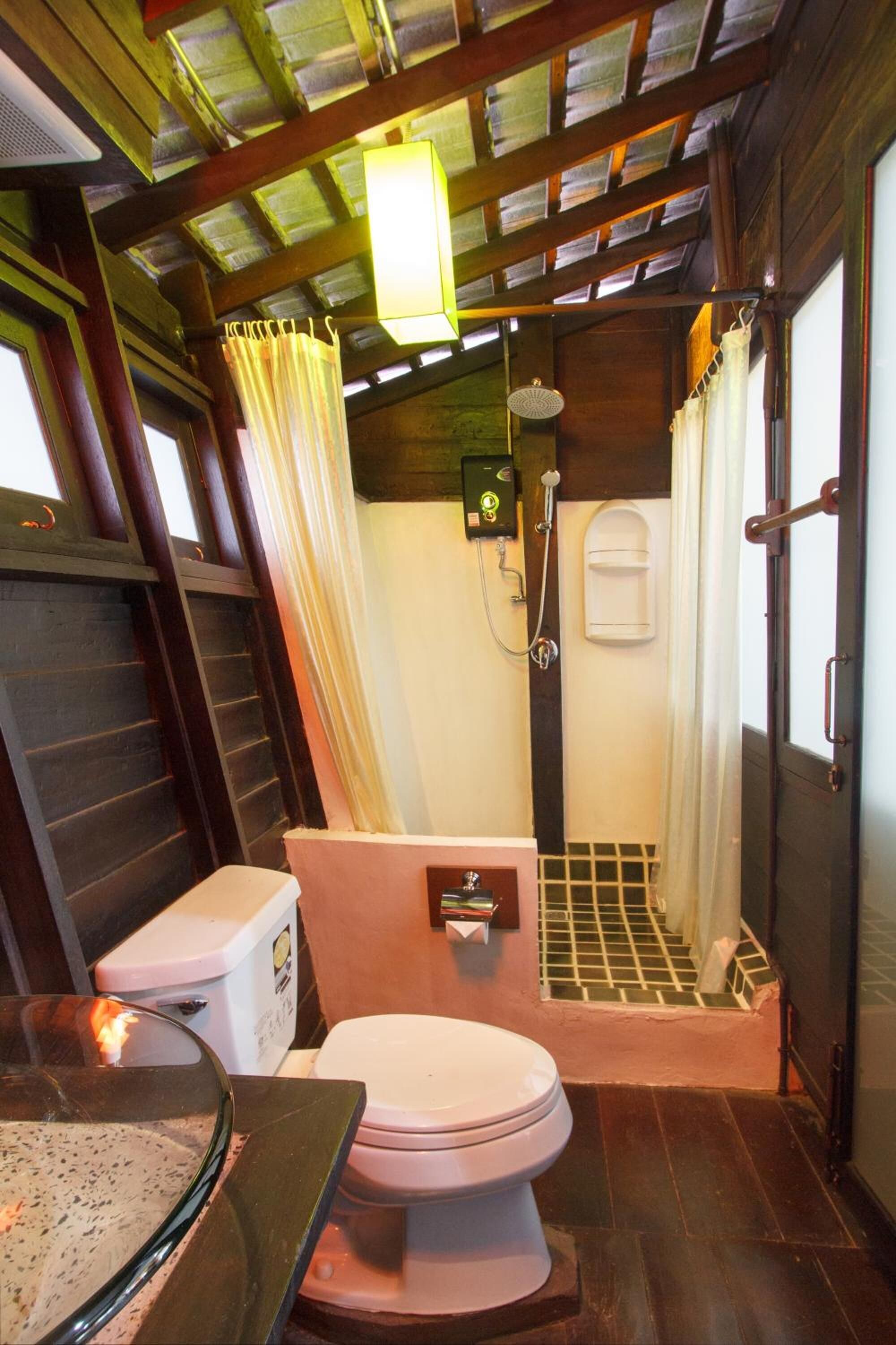 shower, rainfall showerhead, free toiletries, hair dryer