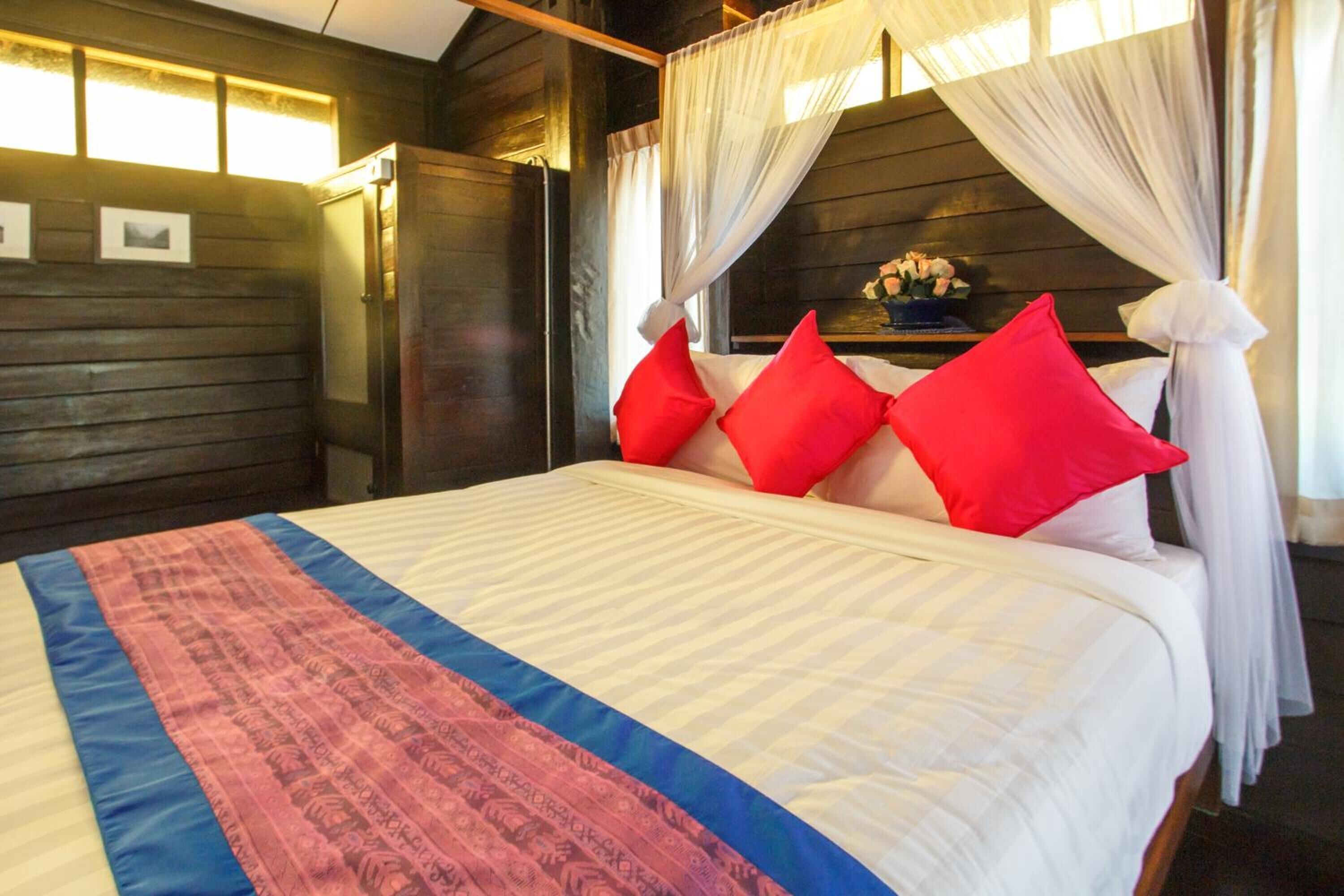 free minibar, in-room safe, desk, free wifi