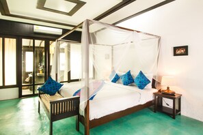 Deluxe kamer | Een gratis minibar, een kluis op de kamer, een bureau, gratis wifi