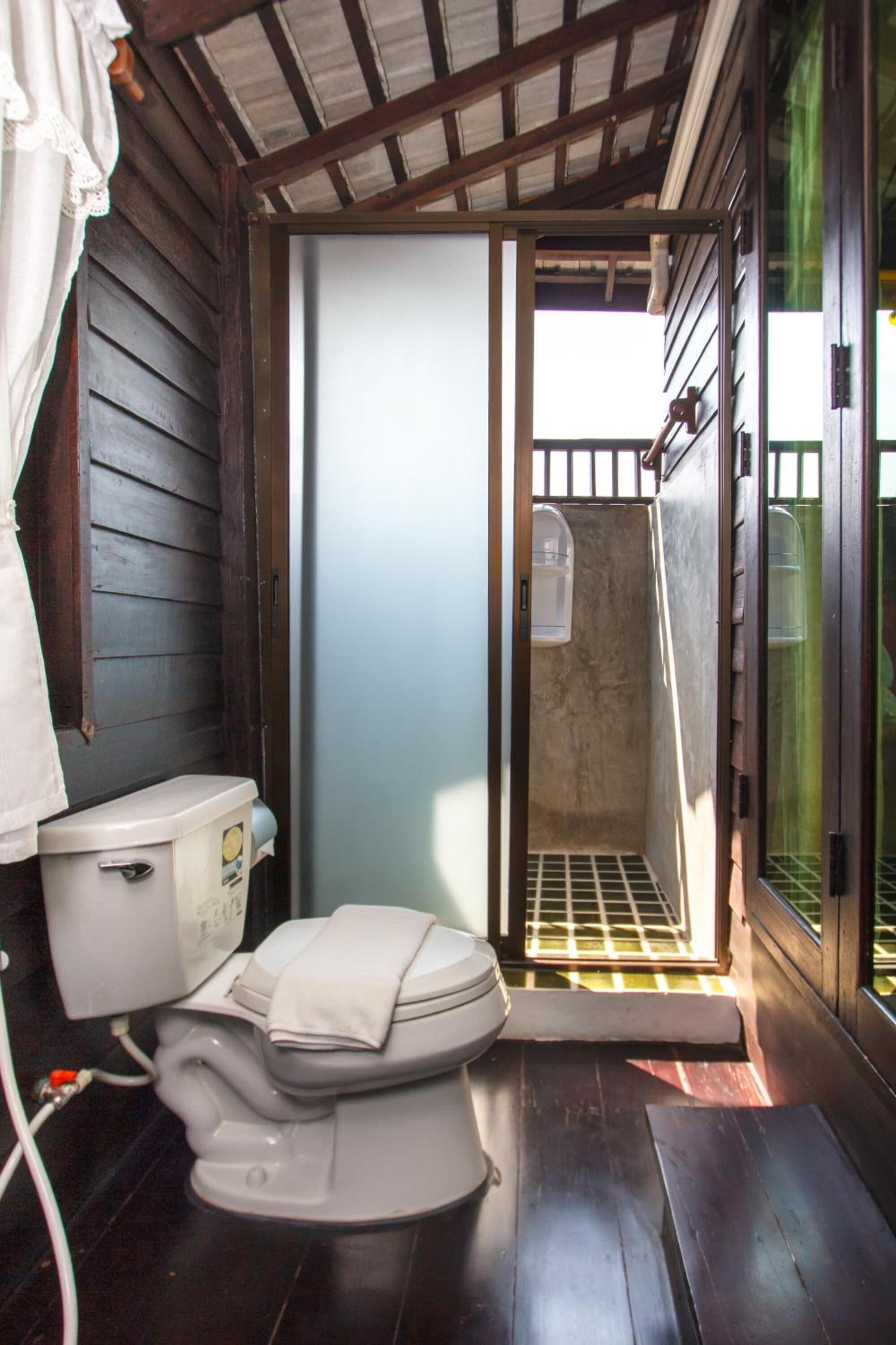 shower, rainfall showerhead, free toiletries, hair dryer