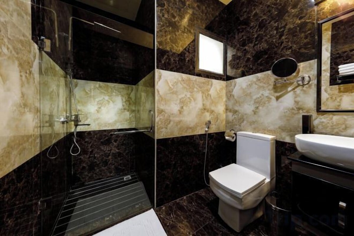 Bathroom | Shower, rainfall showerhead, free toiletries, hair dryer (on request)