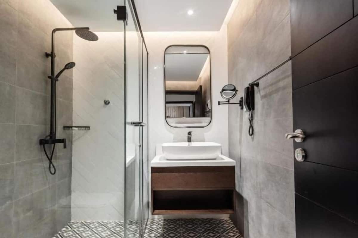Douche, douche à « effet pluie », articles de toilette gratuits