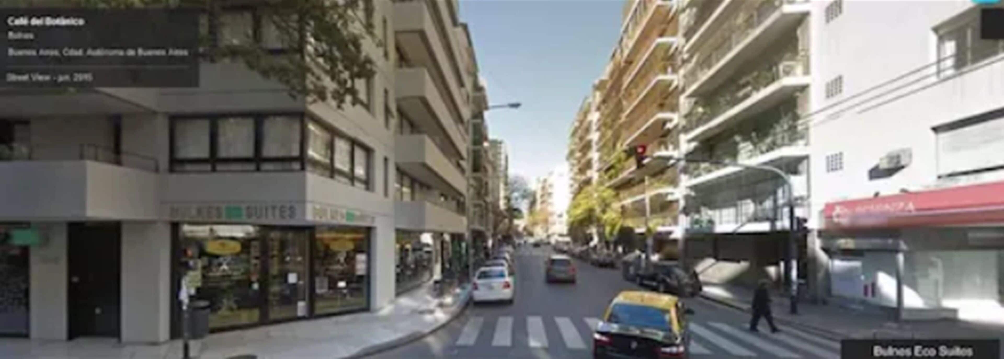 Une vue de rue avec un bâtiment portant les inscriptions « Café del Botánico » et « Boves Eco Suites ».