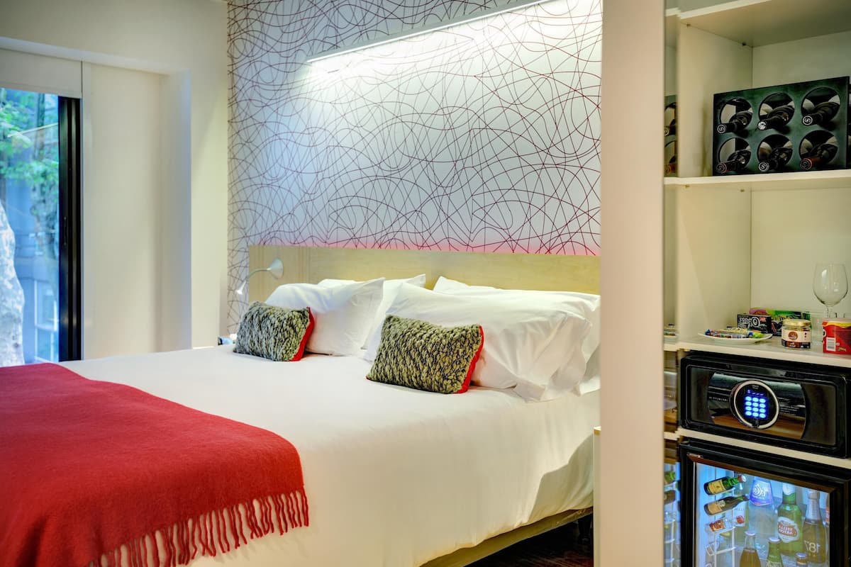 1 bedroom, premium bedding, minibar, in-room safe