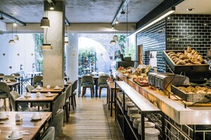 Se sirven desayunos, almuerzos y cenas; cocina internacional