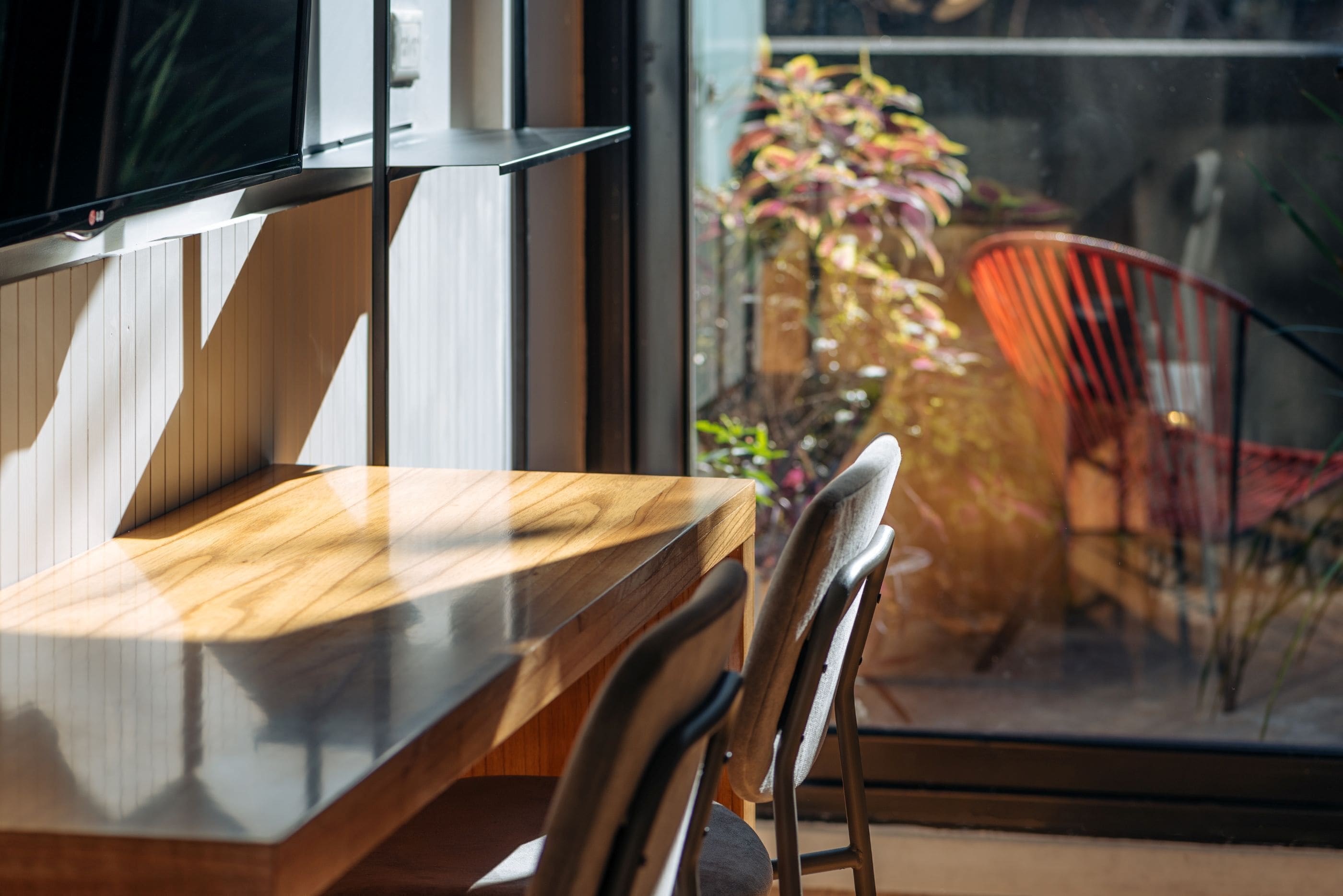 suite (master) | living area | 42-inch lcd tv with cable channels, tv