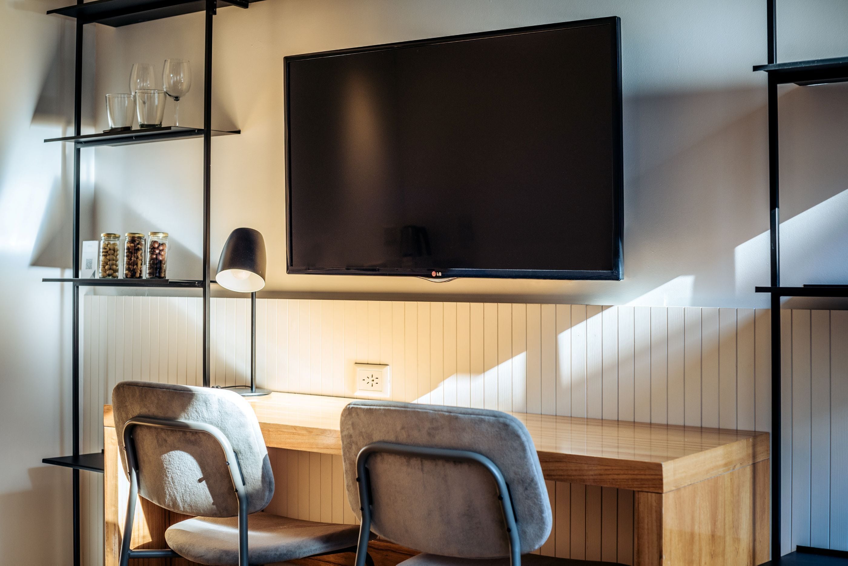 suite (master) | living area | 42-inch lcd tv with cable channels, tv