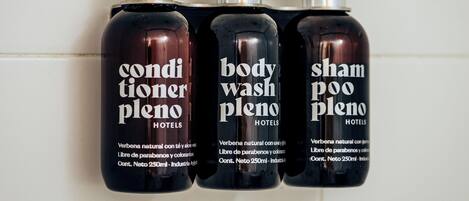 Tres botellas de gel de baño y champú de Conditioner Pleno Hotels.