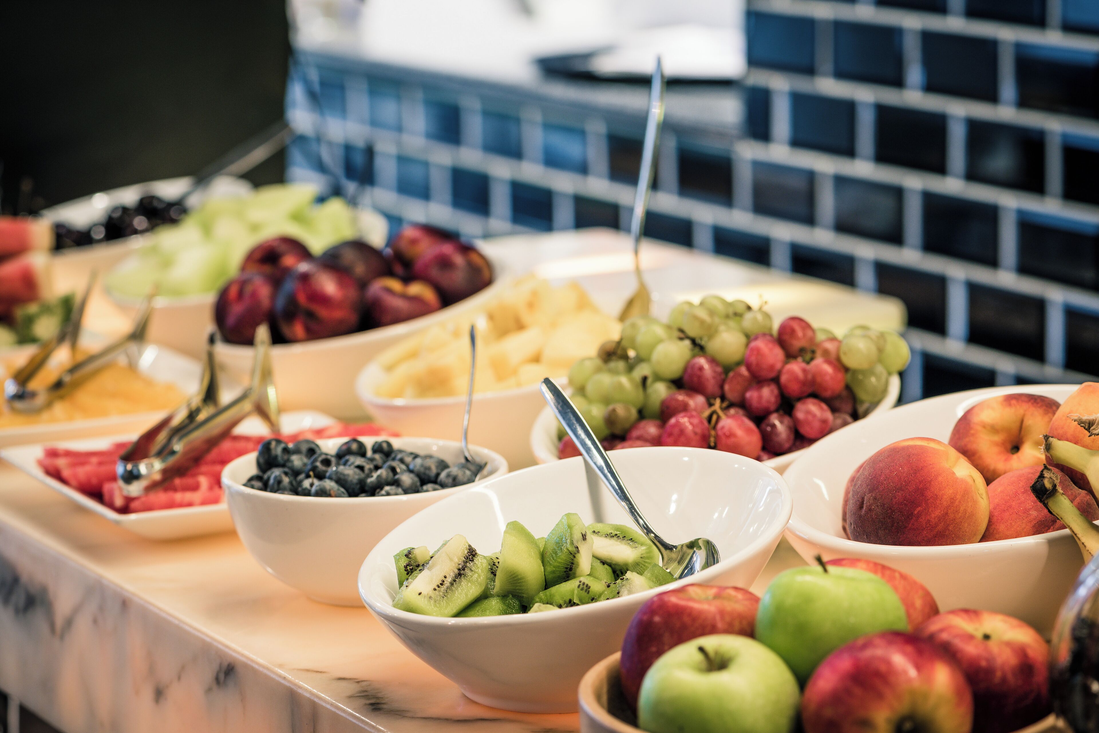 Una mesa de buffet con diversas frutas y verduras.
