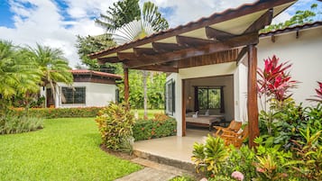 Premium bedding, in-room safe, travel crib, free WiFi