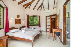 Quarto duplo standard | Banheiro | Chuveiro, produtos de toalete grátis, secador de cabelo