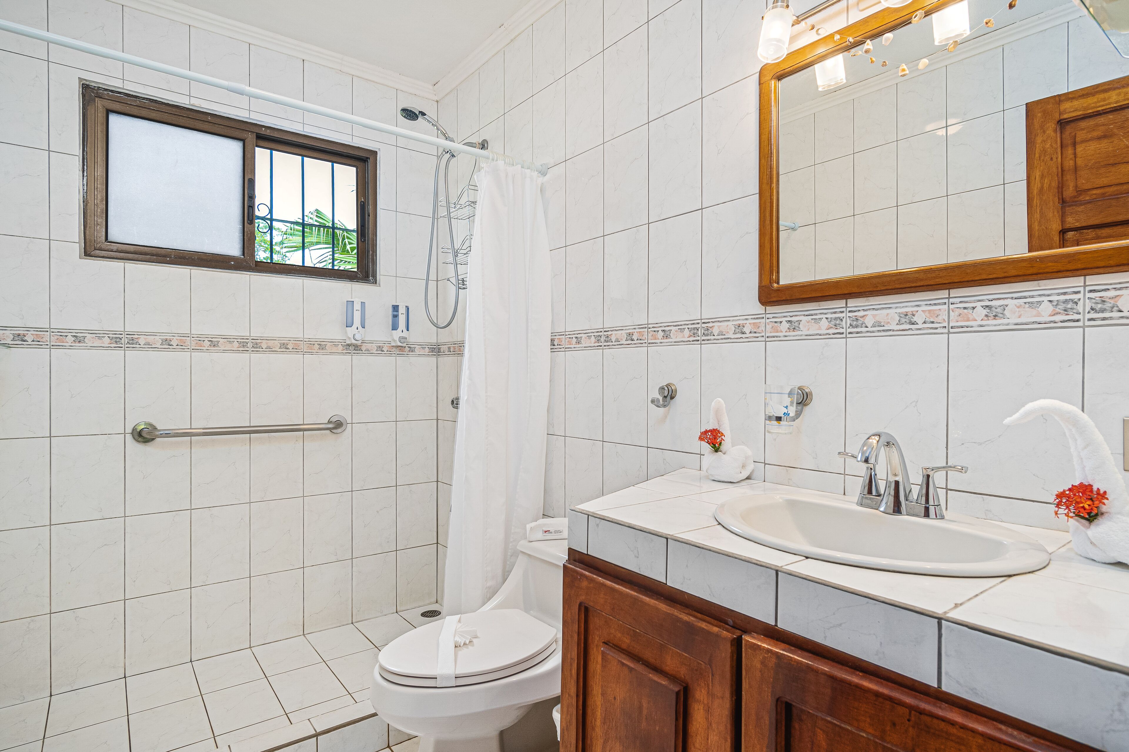 casa esther | bathroom | shower, free toiletries, hair dryer, towels