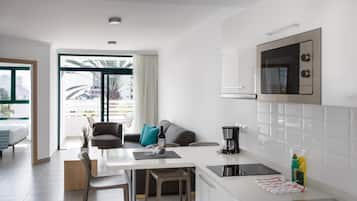 Frigorífico grande, microondas, placa de cocina y cafetera o tetera