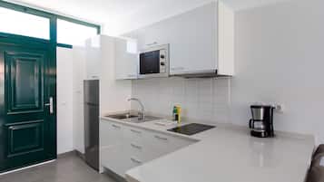 Frigorífico grande, microondas, placa de cocina y cafetera o tetera