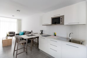 Apartamento superior, 2 habitaciones | Cocina básica privada | Frigorífico grande, microondas, placa de cocina y cafetera o tetera