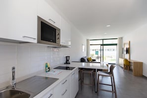 Frigorífico grande, microondas, placa de cocina y cafetera o tetera