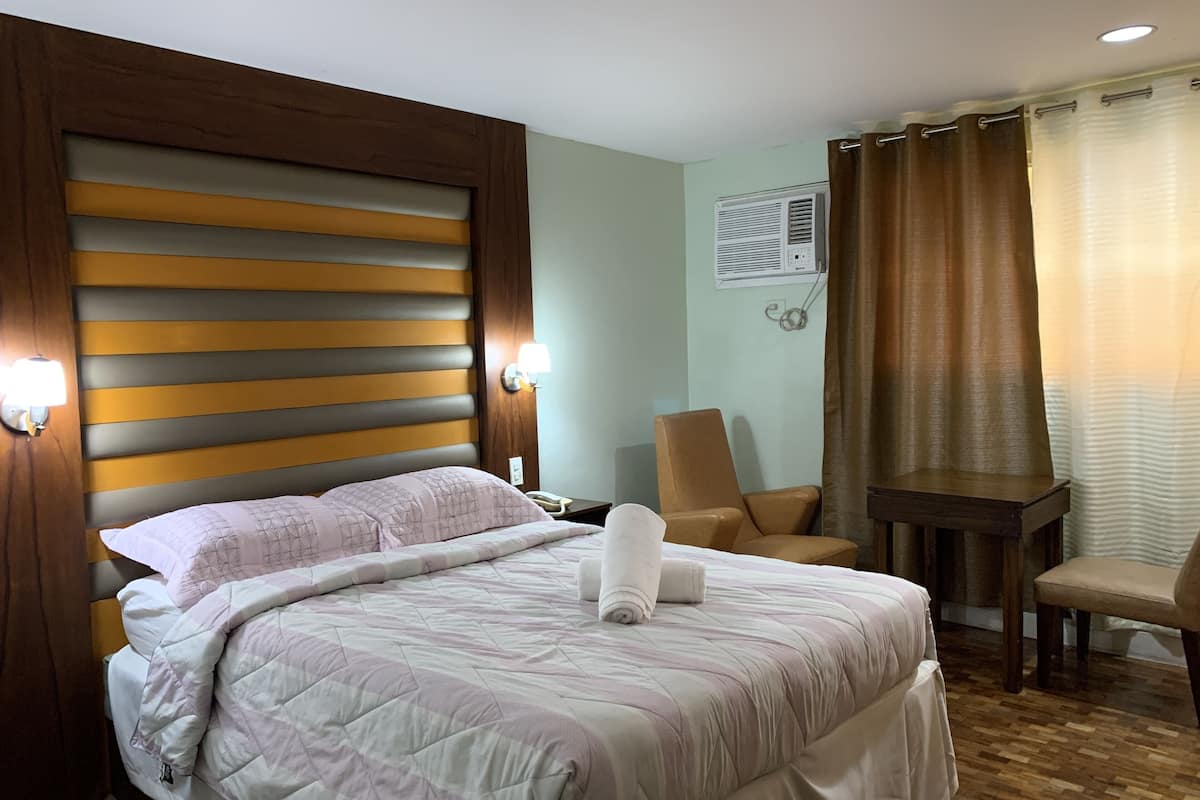 Royal Single Room | In-room safe, desk, free WiFi, bed sheets