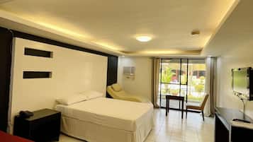 Habitación Deluxe, 1 cama Queen size, vista a la alberca | Caja de seguridad en la habitación, escritorio y wifi gratis