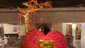 A large red heart with a golden center, surrounded by a circular illuminated sign spelling "MAHARAJANI". - Maharajah Hotel Angeles City (Angeles City)