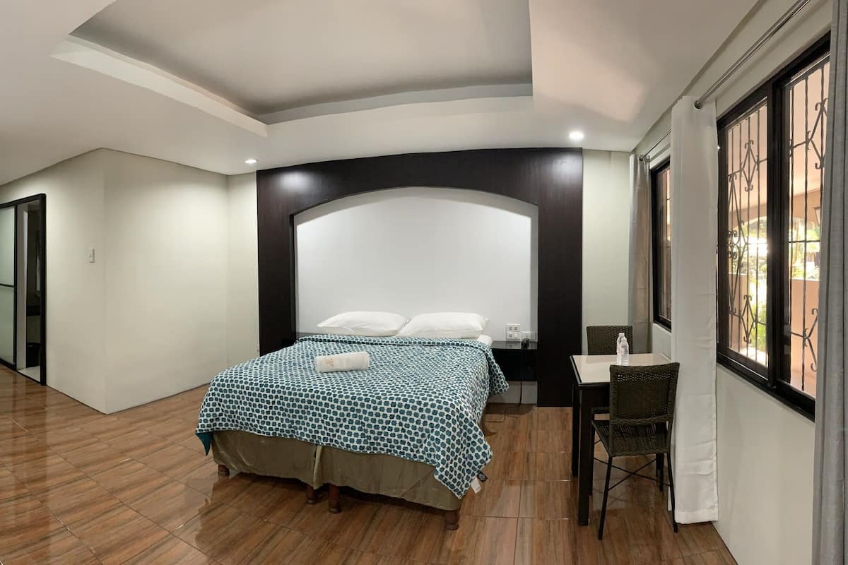 Executive Room, 1 Queen Bed, Bathtub | In-room safe, desk, free WiFi, bed sheets
