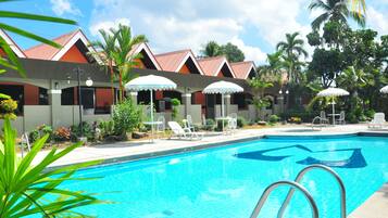 2 outdoor pools, pool umbrellas