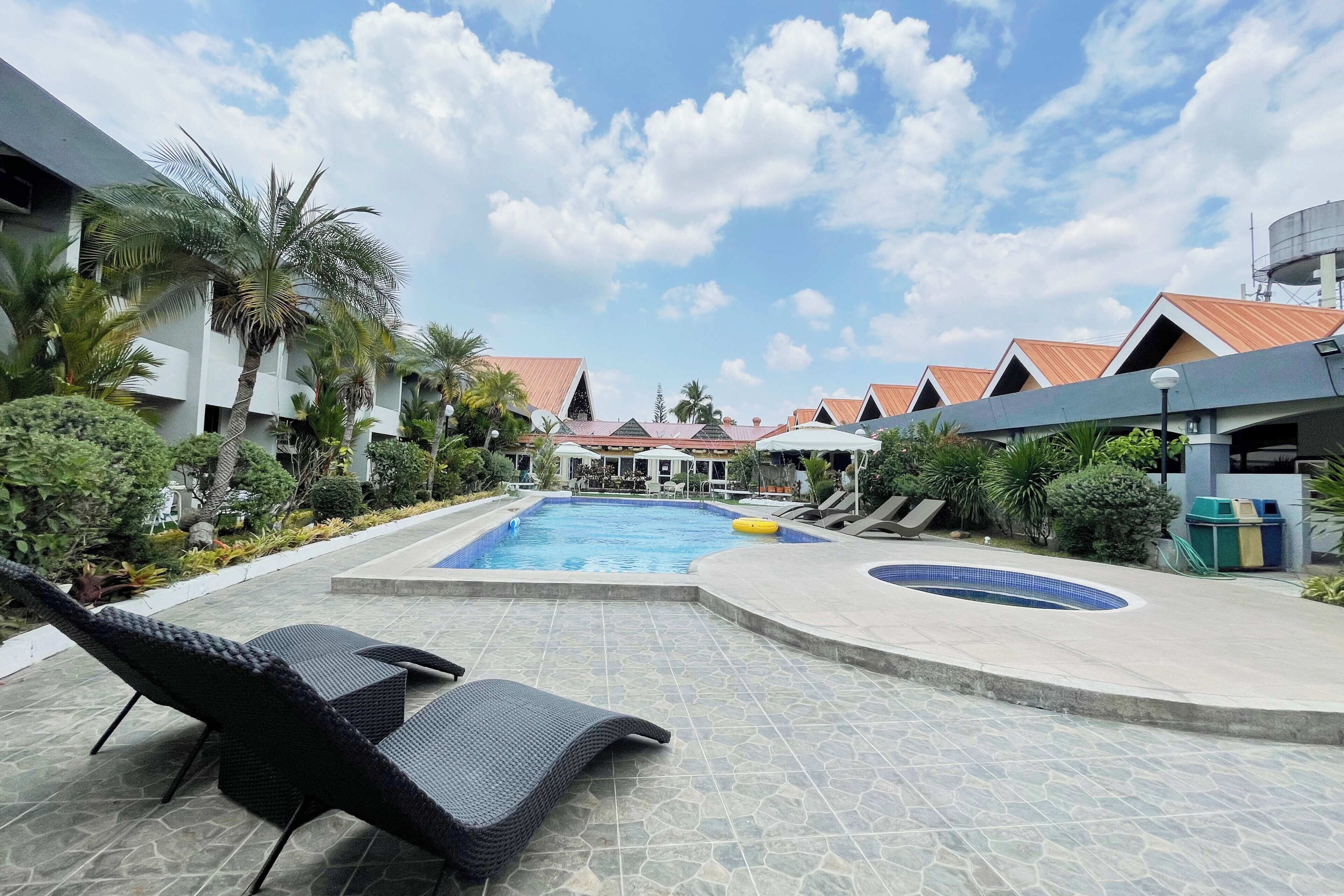 2 outdoor pools, pool umbrellas