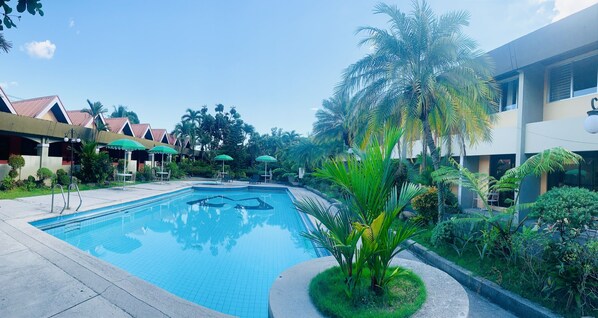 2 outdoor pools, pool umbrellas
