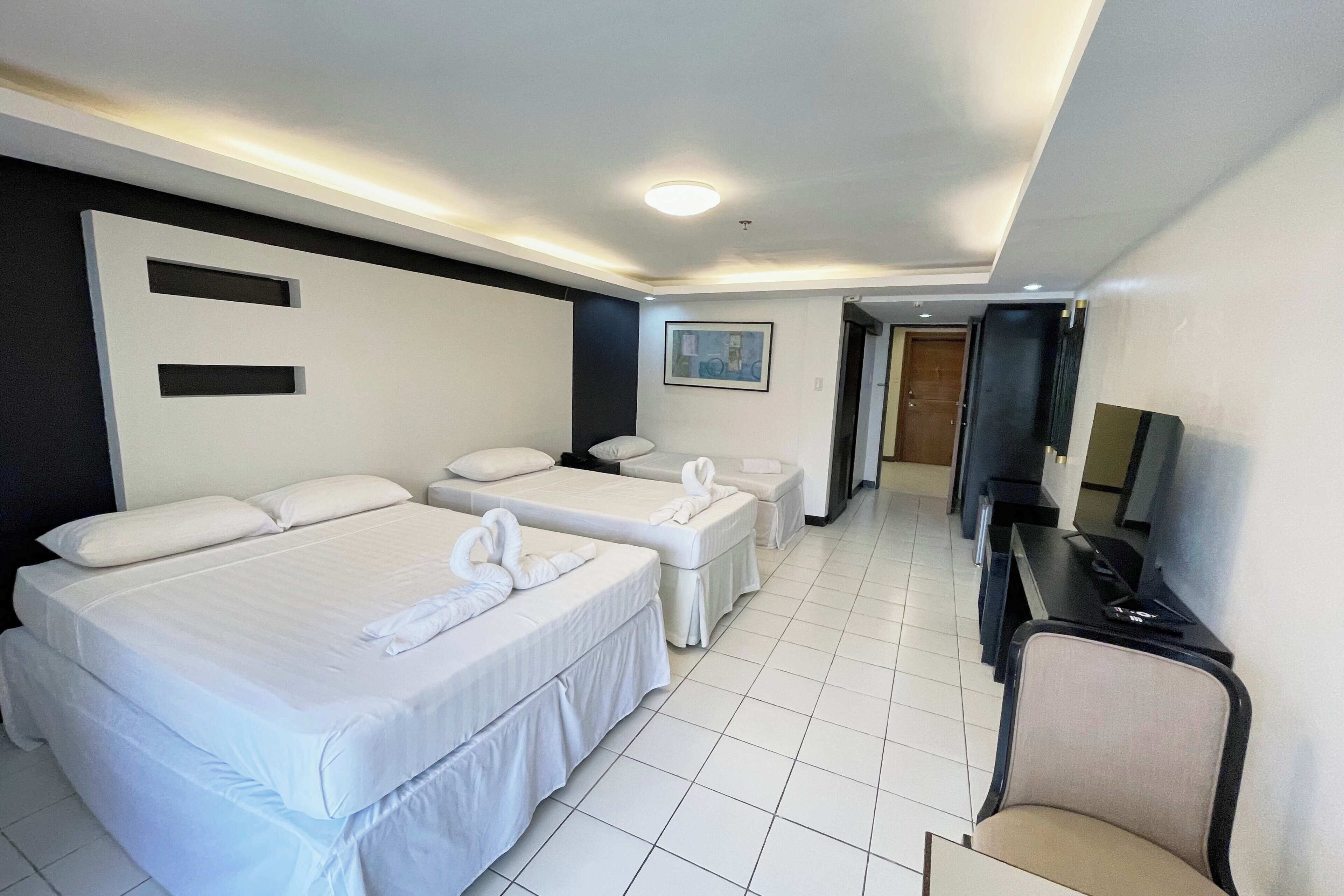 Family Room | In-room safe, desk, free WiFi, bed sheets