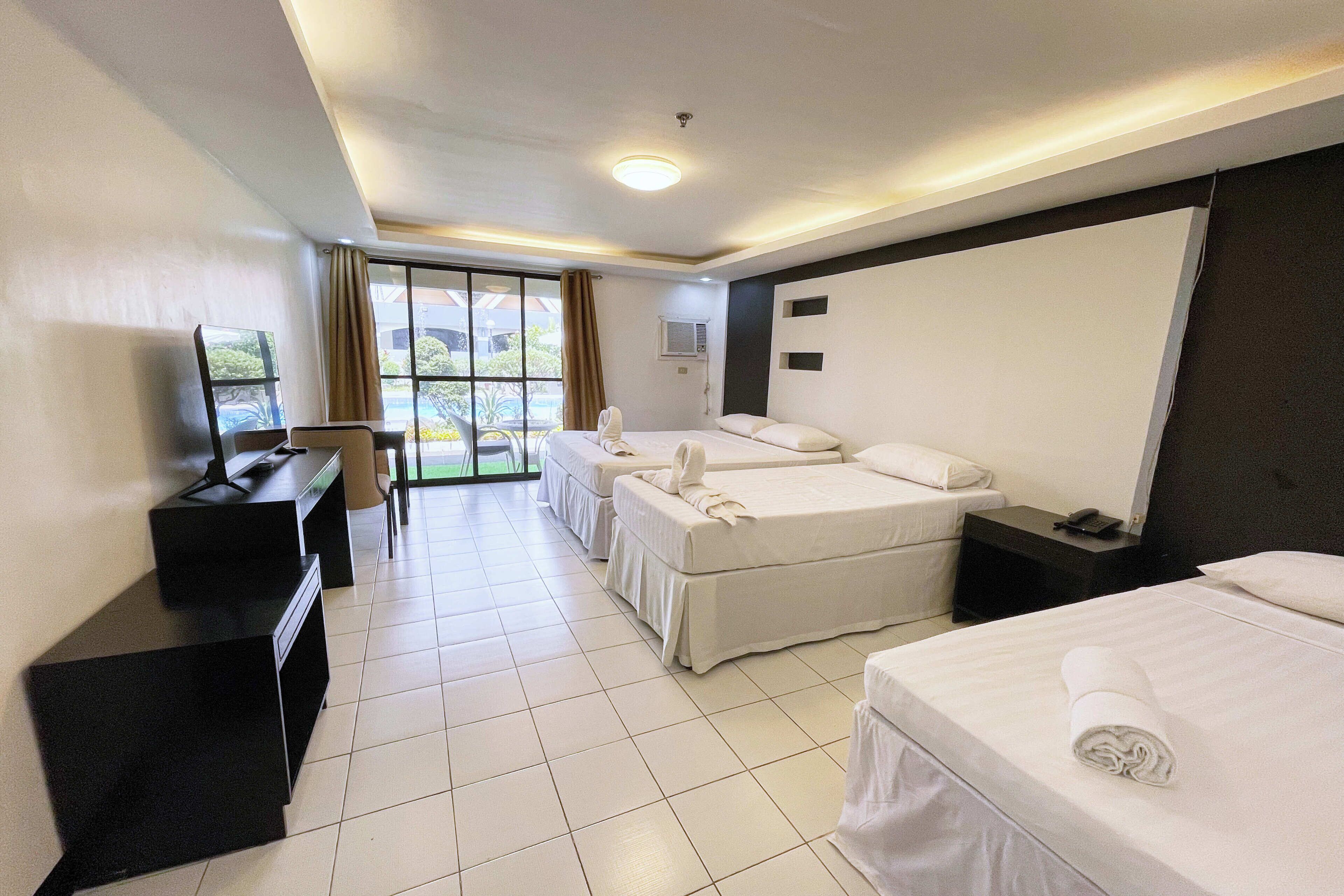 Family Room | In-room safe, desk, free WiFi, bed sheets