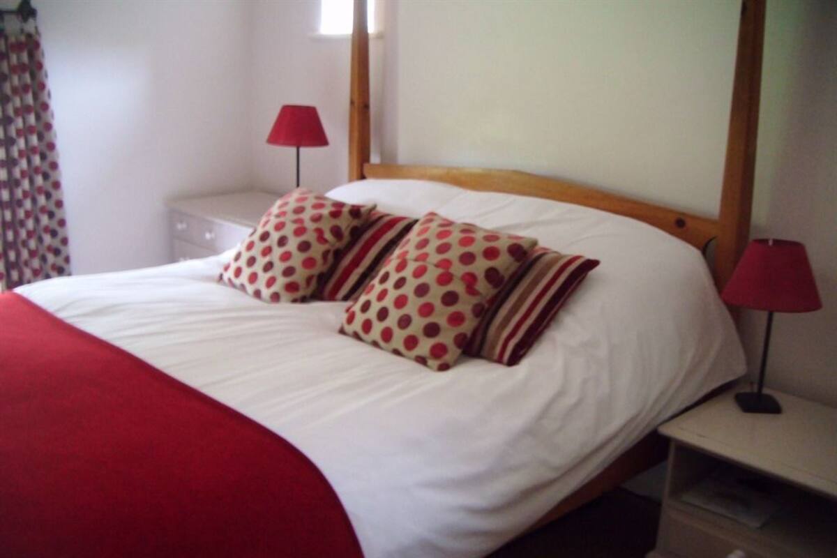 スタンダード ダブルルーム エンスイート | 低刺激性寝具、デスク、アイロン / アイロン台、WiFi (無料)