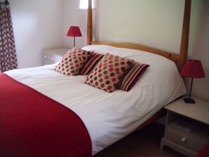 Standard Double Room, Ensuite | Peralatan tempat tidur hipoalergenik, meja, seterika/papan seterika