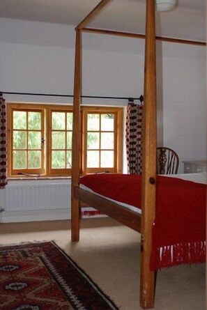 Barn-Superior-Ensuite-Garden View-Ground floor | Peralatan tempat tidur hipoalergenik, meja, seterika/papan seterika