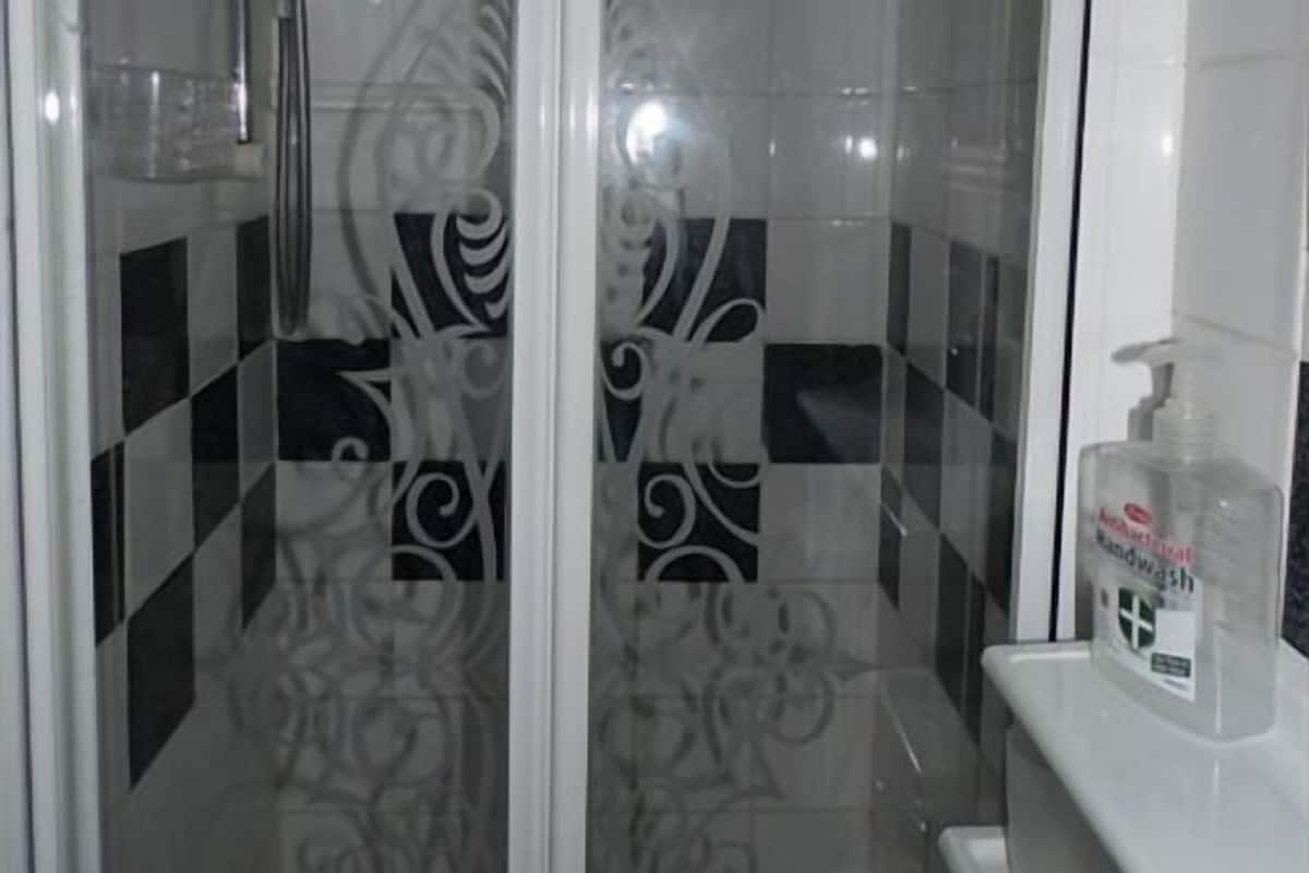 Habitación estándar con 1 cama matrimonial o 2 individuales, baño en la habitación | Baño