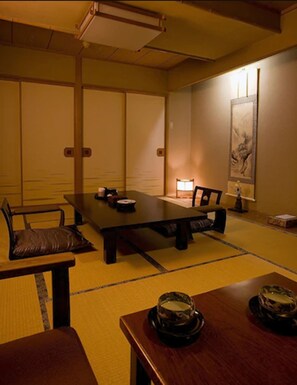 客房內保險箱、書桌、免費無線上網、床單