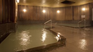 A hot spring bath area with wooden walls and tiled flooring. - Oyado Kiyomizuya (Noboribetsu)