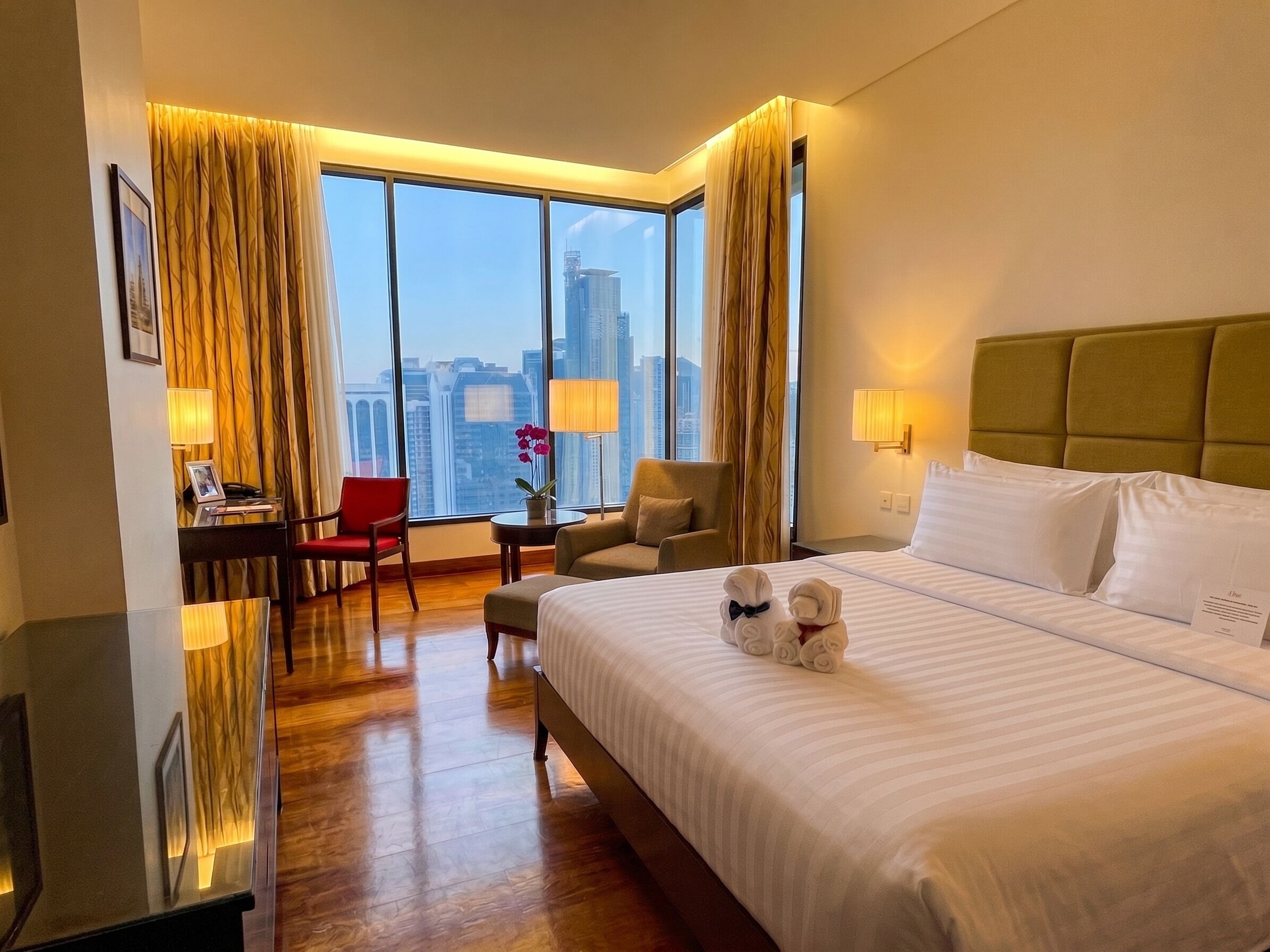 Junior Suite, 1 King Bed | In-room safe, desk, blackout drapes, iron/ironing board