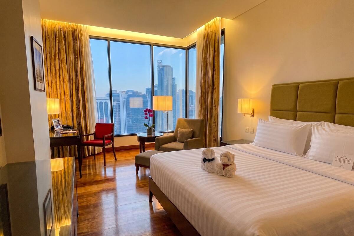Junior Suite, 1 King Bed | In-room safe, desk, blackout drapes, iron/ironing board