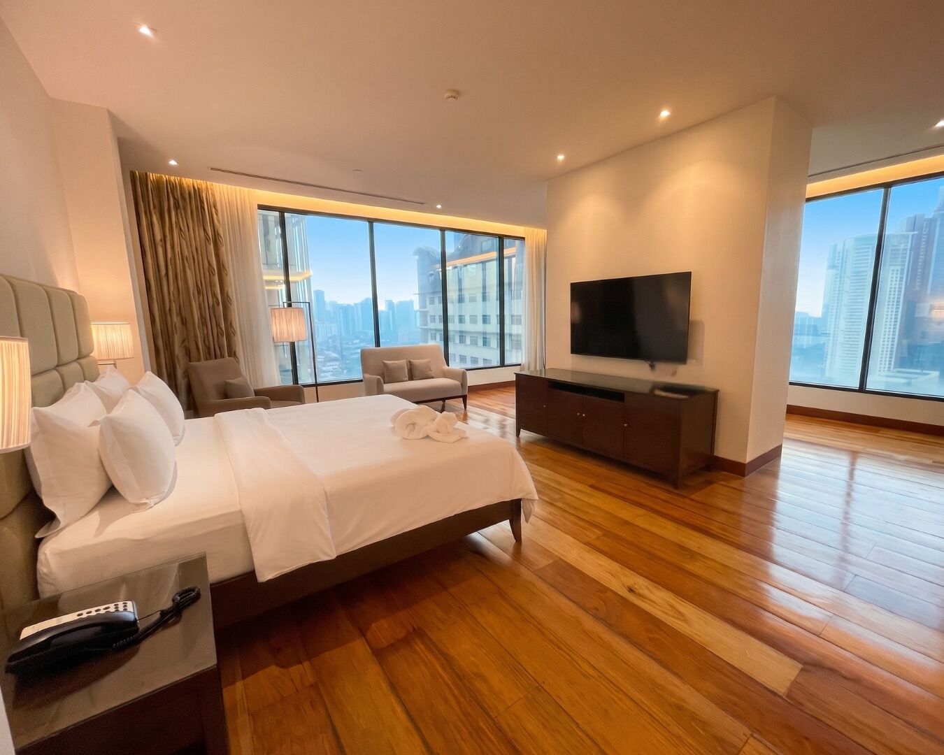 Grand Suite, 1 King Bed | In-room safe, desk, blackout drapes, iron/ironing board