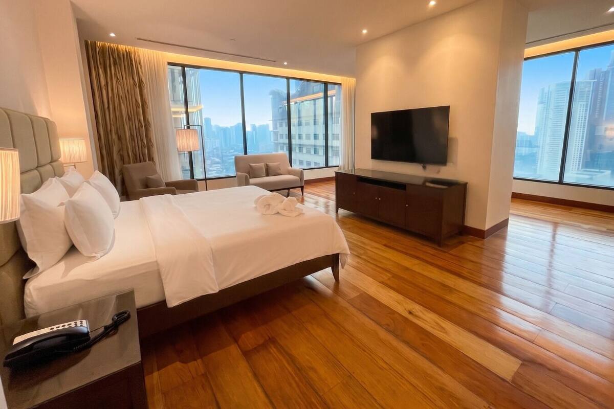 Grand Suite, 1 King Bed | In-room safe, desk, blackout drapes, iron/ironing board