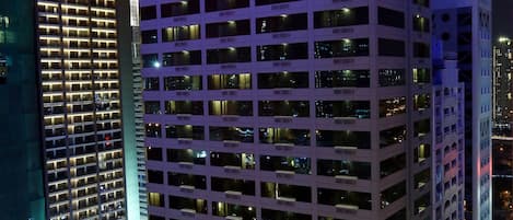 Un hotel de gran altura con un llamativo letrero que dice "City Garden GRAND Hotel" en la parte superior.
