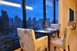 2 restaurants, breakfast, lunch, dinner served; international cuisine