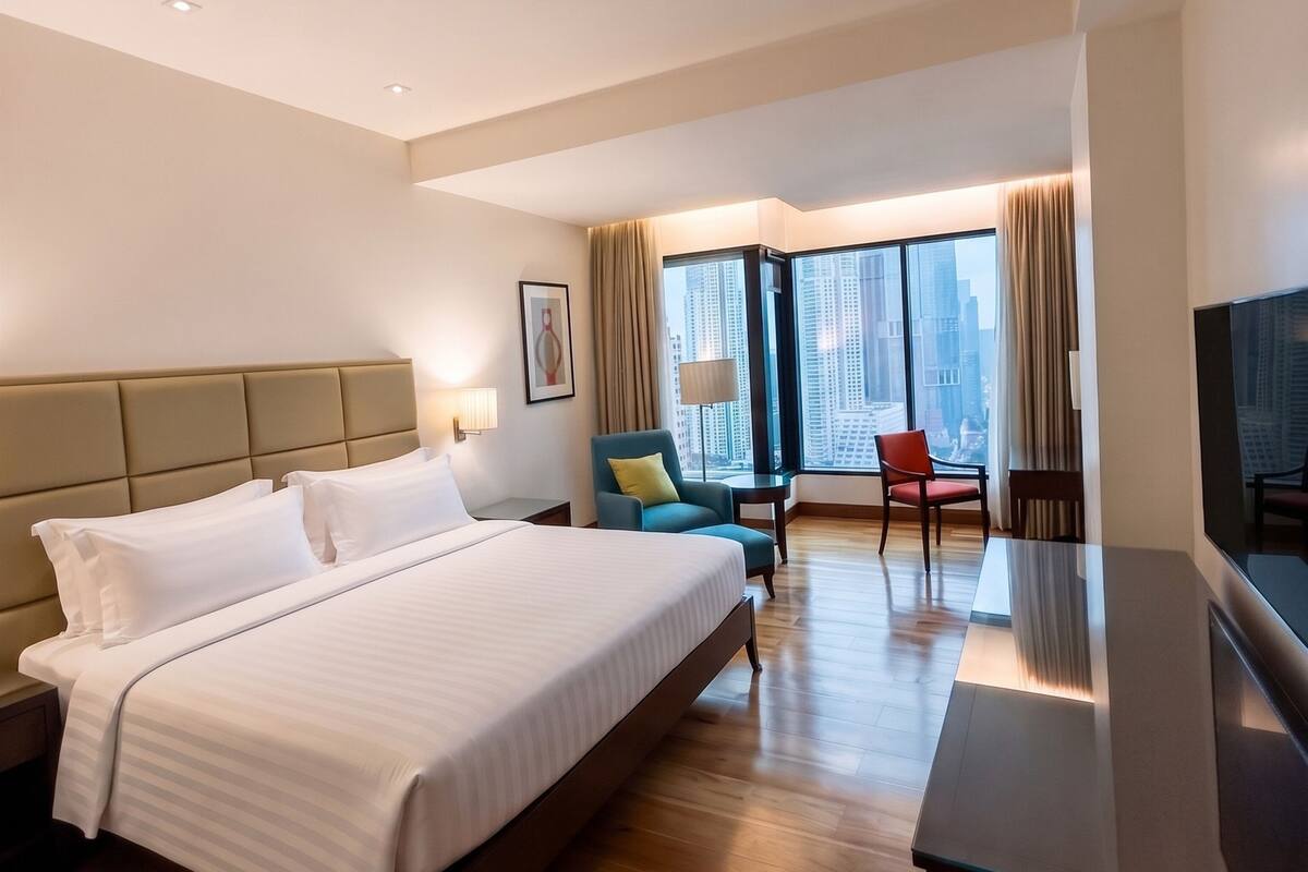 Deluxe Room, 1 King Bed | In-room safe, desk, blackout drapes, iron/ironing board