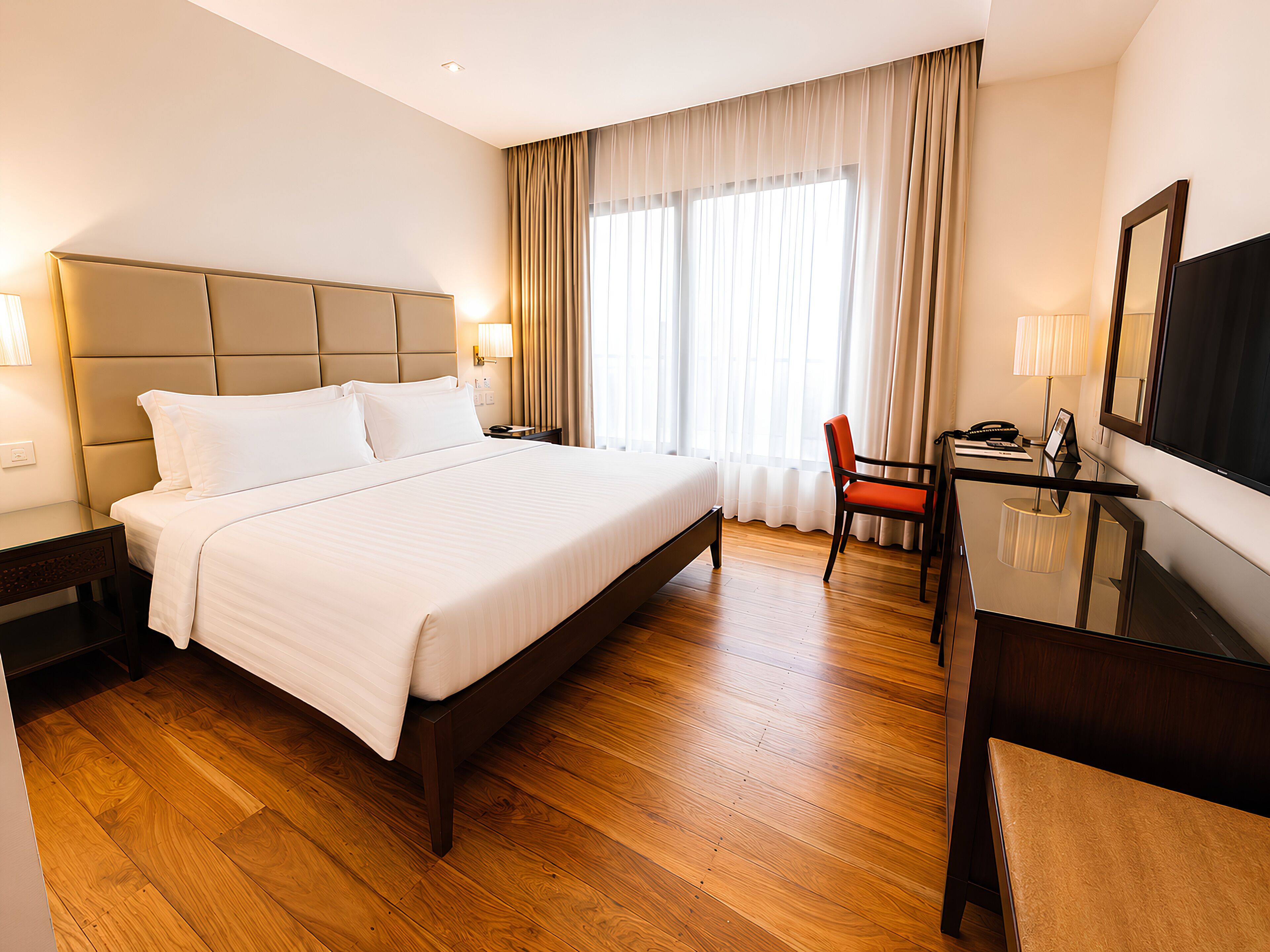 Standard No View King | In-room safe, desk, blackout drapes, iron/ironing board