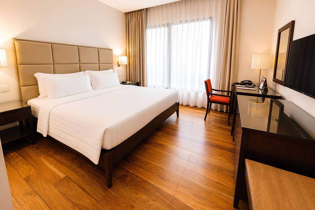 Standard No View King | In-room safe, desk, blackout drapes, iron/ironing board