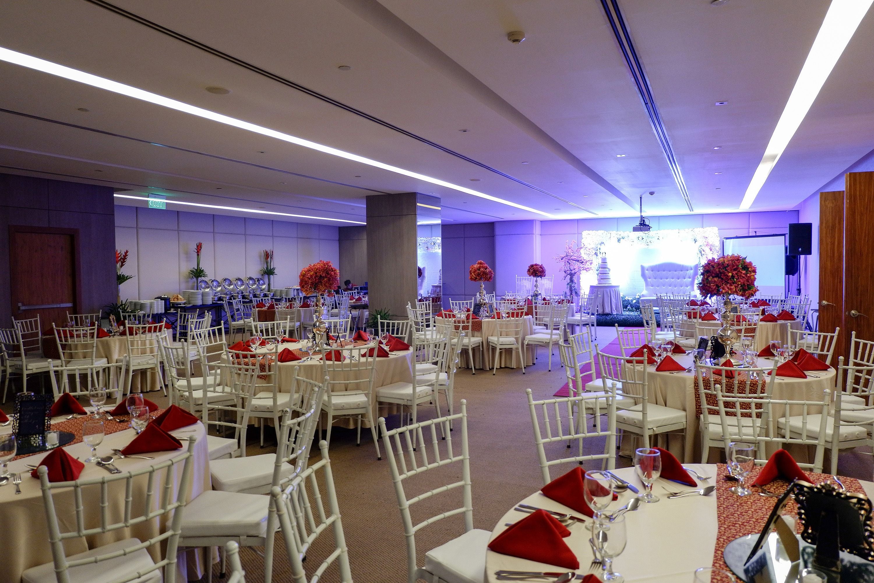 2 か所のレストラン、朝食、ランチ、ディナーに営業 (多国籍料理)