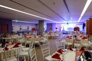 2 restaurants, breakfast, lunch, dinner served; international cuisine