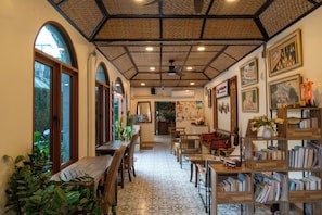 Coin salon dans le hall