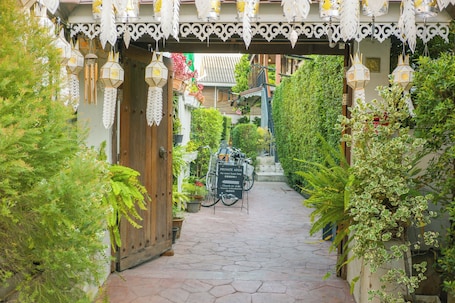 Entrada de la propiedad. Buri Gallery House & Resort