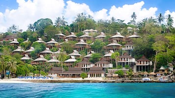 En la playa, camastros, sombrillas y toallas de playa