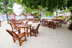 Lunch, dinner served; Thai cuisine, alfresco dining 